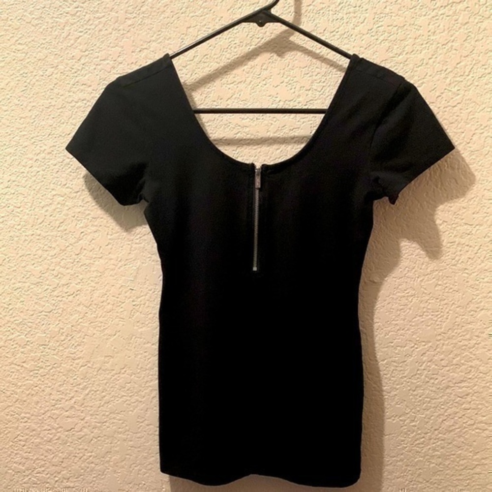Guess stretchy black top with zipper